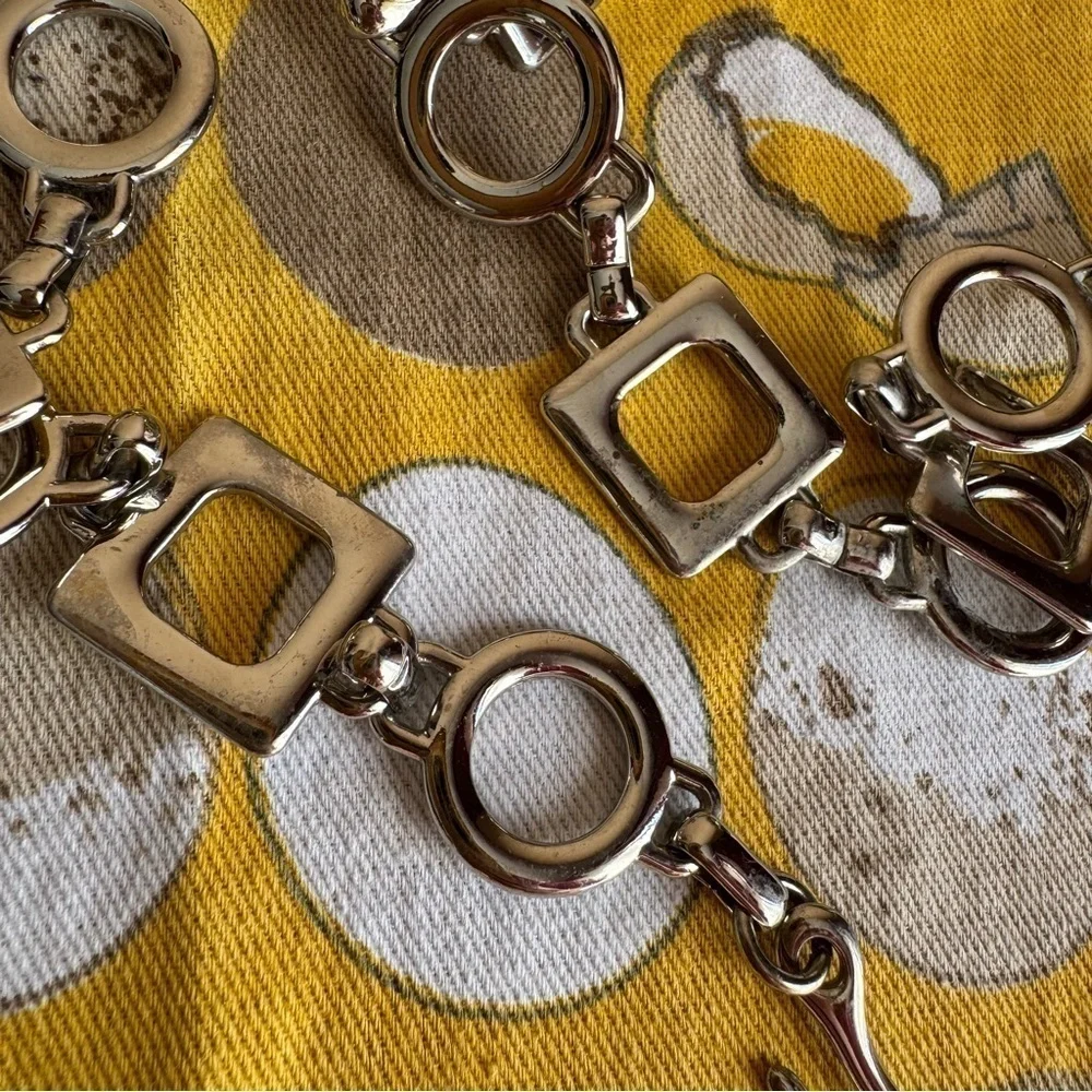 Square and circular chain link belt
